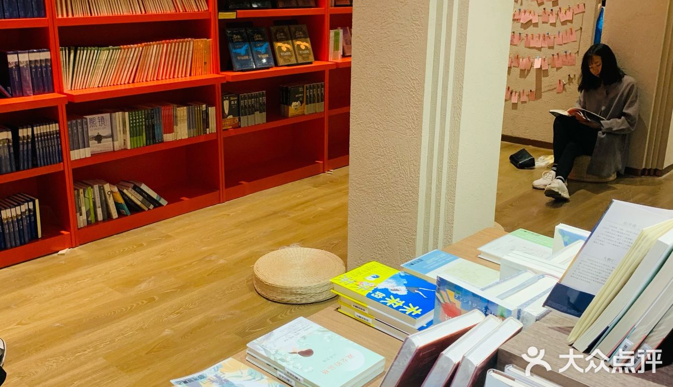 新开的前卫书店，除了贩卖热门的畅销书籍，店里还出售各