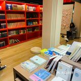新开的前卫书店，除了贩卖热门的畅销书籍，店里还出售各
