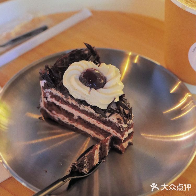 金田隔壁竟开了一家工业风咖啡店❓