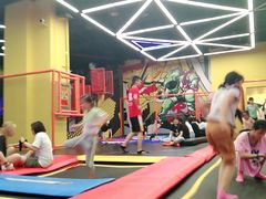 -爱蹦iBOON蹦床运动馆(江汉店)