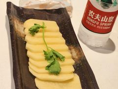 -老牌坊云南鱼豆花火锅(哈西万达店)