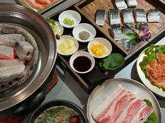 -围炉肉舍•炭烤活鳗•丹东海鲜烤肉(步行街店)