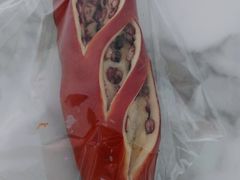 红豆碱水面包-天井·丑面包搭咖啡