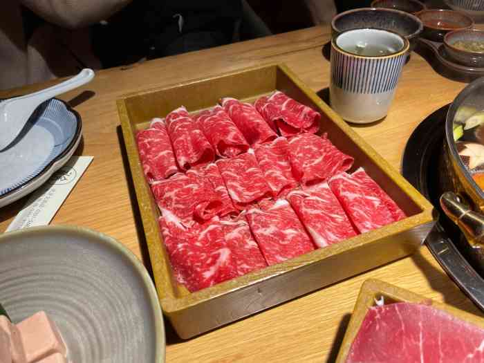 礼舍和牛日式火锅(亲贤街店"看了太多日本吃播生鸡蛋配万物 然后不