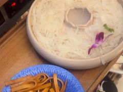 -老牌坊云南鱼豆花火锅(哈西万达店)