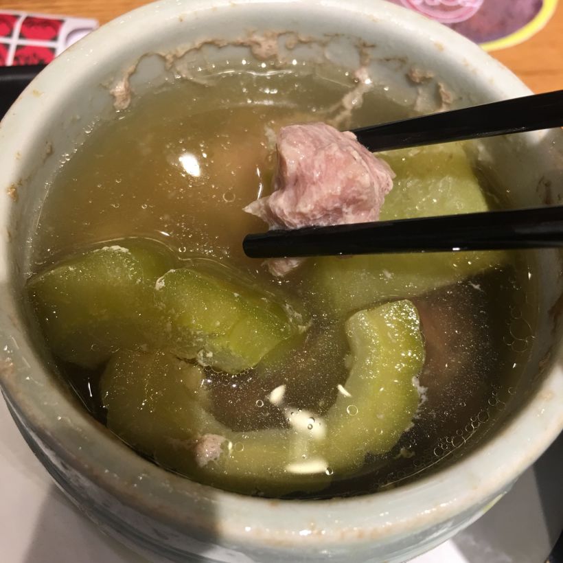 黃豆排骨苦瓜湯:排骨有好多塊肉,一點不含糊,黃豆也比較多,苦瓜燉得夠