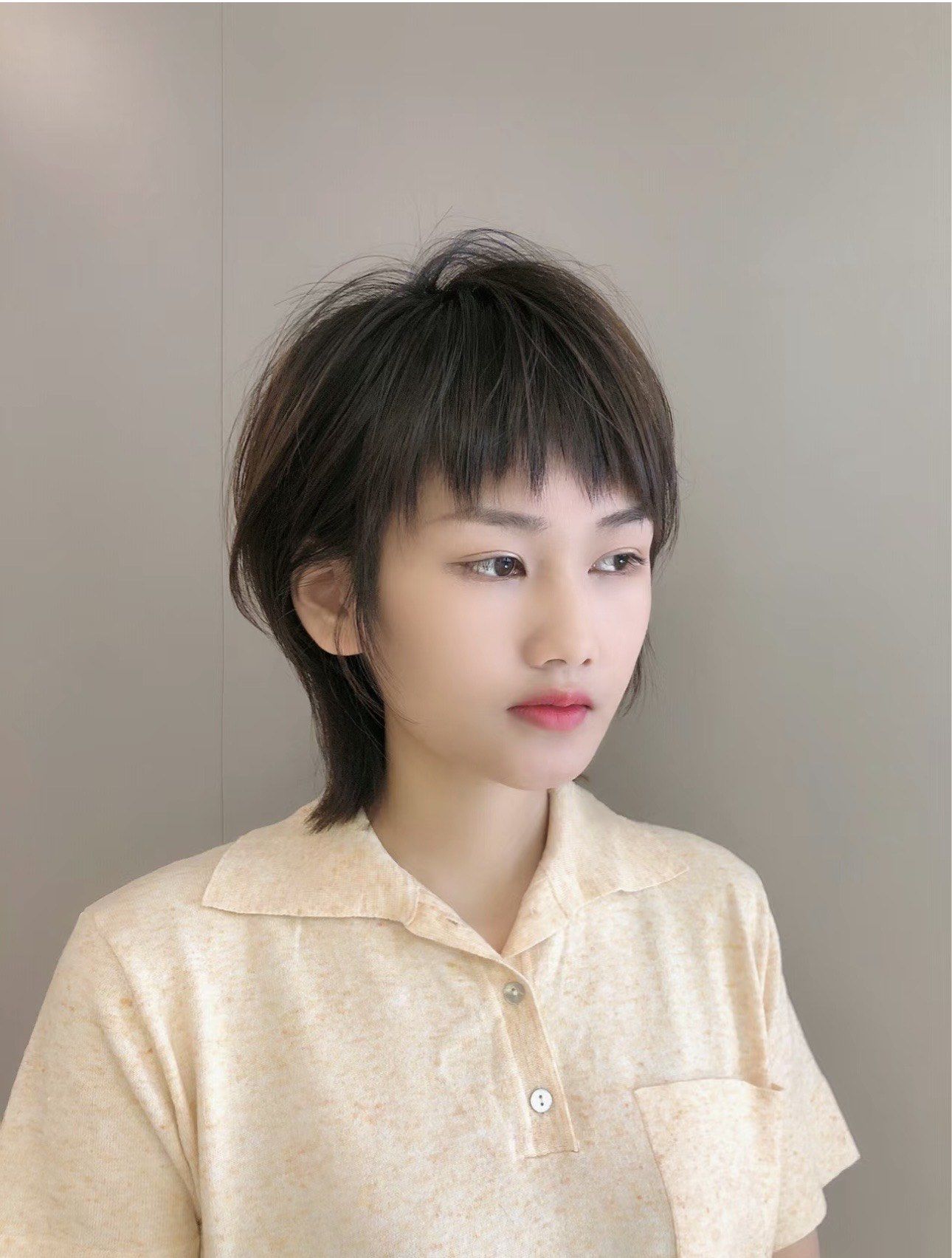 俏皮的高层次短发,适合发量多,后发际线低,圆脸型,额头偏窄的脸型会