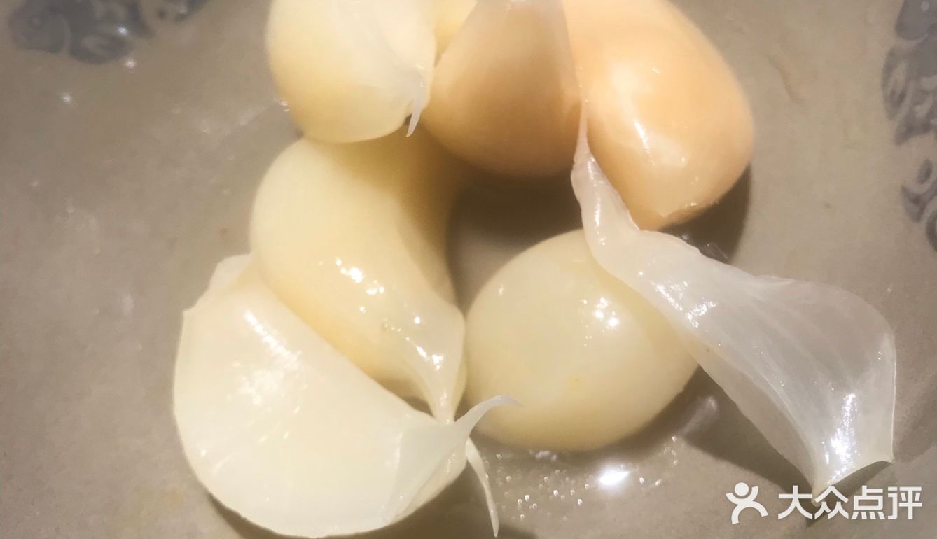 环境： 他们店是在一条河边上的，店内有点点老北京的味