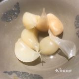 环境： 他们店是在一条河边上的，店内有点点老北京的味