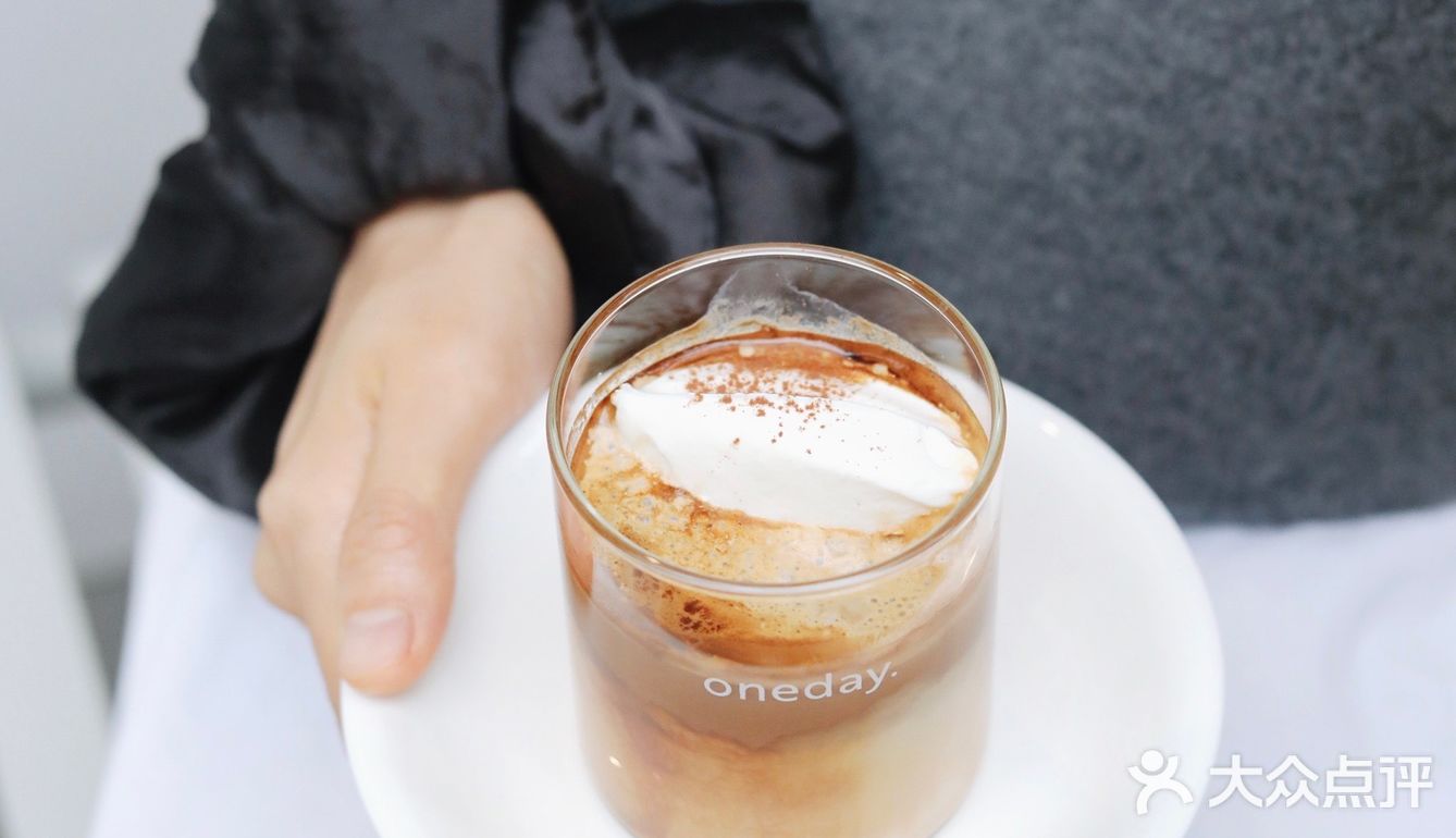 香港｜街巷里的纯白简约风咖啡店☕️