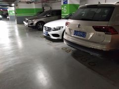 -绿地缤纷城-停车场