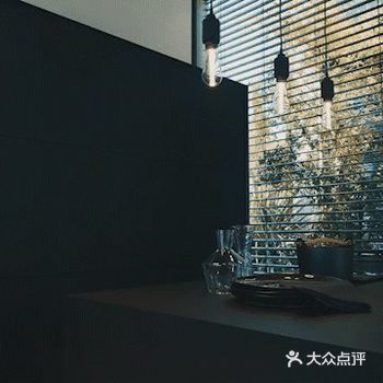 餐厅边上的厨房被外围的别墅包围，独处于一个黑色的空间