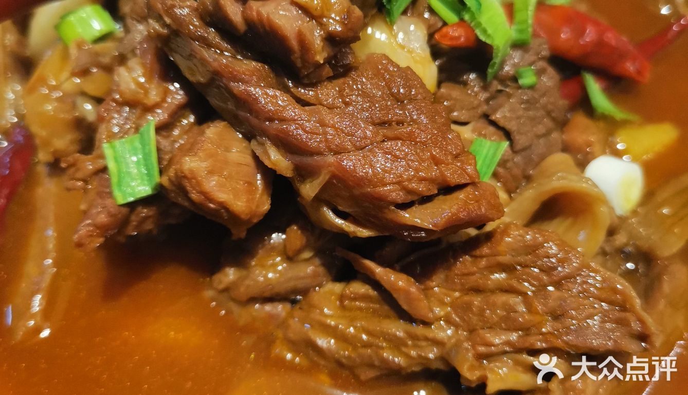 炖煮至软烂的牛腩轻轻一咬便断开