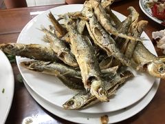 微山湖特色炸小白条鱼-微山岛春天里酒家