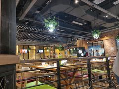 大堂-洪氏嗨捞·广东猪肚鸡·椰子鸡火锅(西咸万象城店)