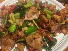 蒜苗小炒肉-云海肴·汽锅鸡·云南菜(天山百盛优客店)