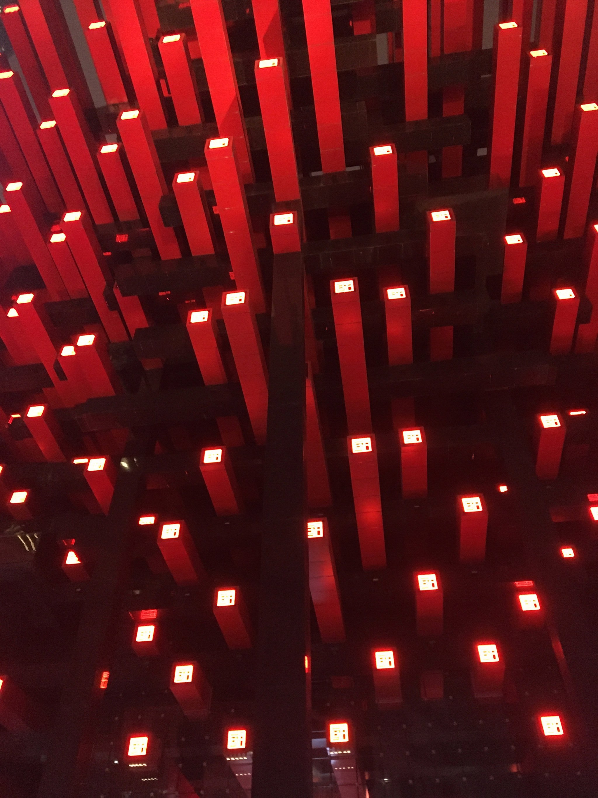 国泰大剧院,算是解放碑的标志性建筑,外部