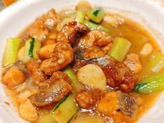 鮰鱼头鱼二吃—红烧-巴陵全鱼席(湖南老字号汴河街店 )