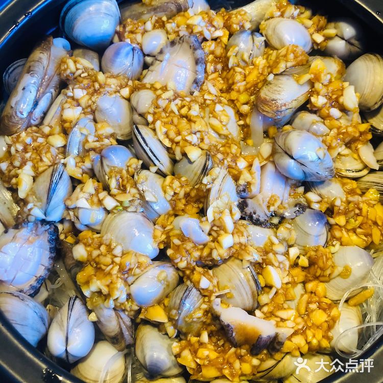 蒜蓉海鲜锅 步骤: ️海鲜处理:贝壳类清洗干净、蛏子