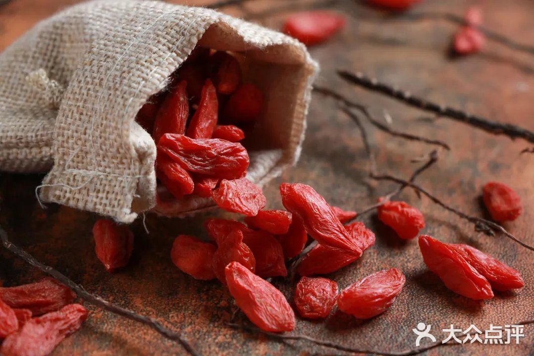 燕麦里加点小米，做成燕麦小米粥，喝起来清香绵柔