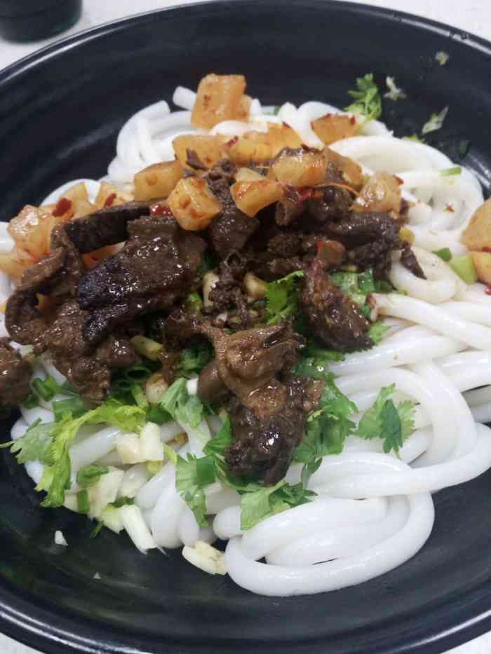 打分 洪江鸭子粉好像是怀化那边的,粉煮的很有嚼劲,上面的鸭肉也很