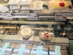 面包甜点陈列柜-绿姿鲜奶烘焙(临城店)