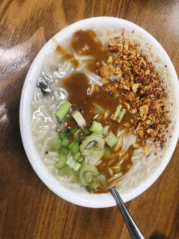 这家应该也是挺久的老店了,属于铁八小周边小吃圈的,大学路往东一拐路