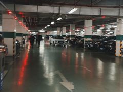 -奥特莱斯停车场