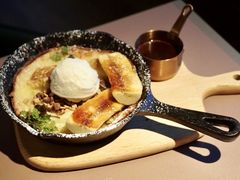荷蘭鐵鍋班戟配焦糖香蕉、朱古力醬及雲呢拿雪糕-Oasis Bar & Grill