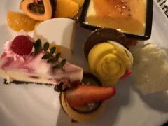 -亚洲国际大酒店·云顶阁旋转自助餐厅