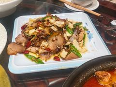 鲜笋炒坛子肉-土砂锅生态山庄·非遗砂锅雅鱼