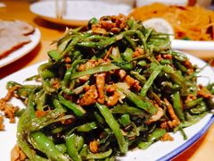 鲜豆角炒肉丝-姥姥家春饼店(惠新东街店)