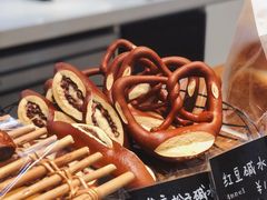 黑芝麻松子碱水-慢熟面包店bud bread(孩儿巷店)