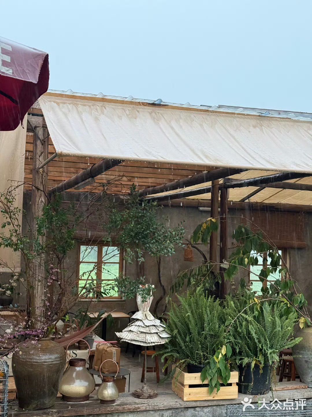 - 蝉鸣裹着冰汽水的午后