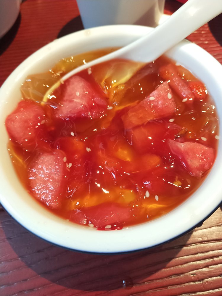 自助区有冰粉,银耳汤,自己在冰粉里加了自助西瓜,口感很好.