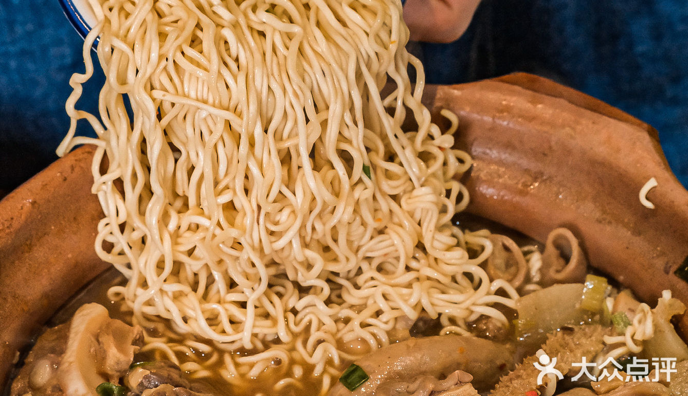 一定一定要记得加一份面 吸满了牛杂的汤汁！