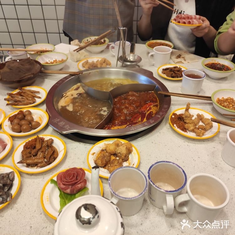 我们一共一大桌人，每个人付了八十，真的是吃到了饱