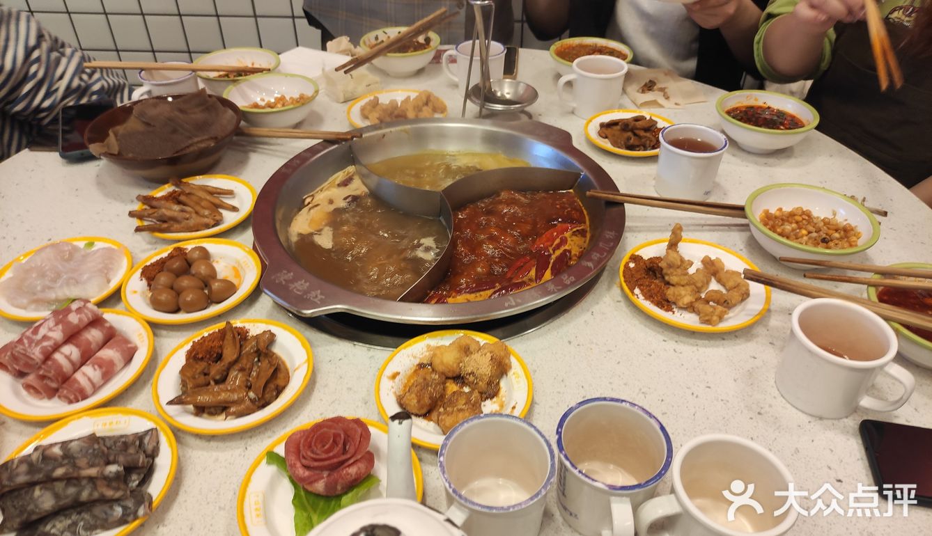 我们一共一大桌人，每个人付了八十，真的是吃到了饱