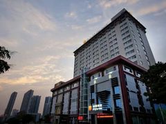 -武汉光谷广场杨家湾地铁站怡程酒店