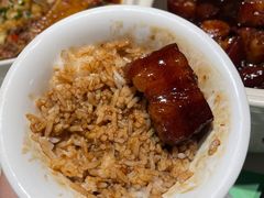 特色红烧肉拌饭-鑫小城故事·藕汤·家常菜(台北一路总店)