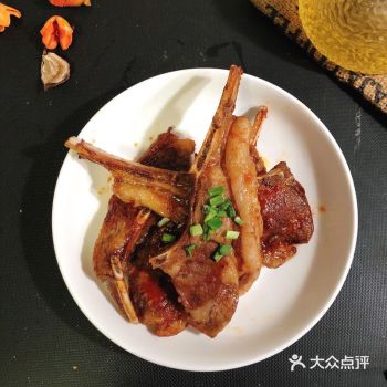 这个羊排,我不腌制,吃之前,撒点盐,胡椒粉