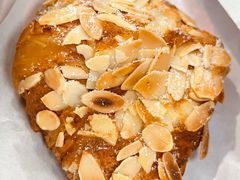 太妃扁桃仁可颂-HOT CRUSH趁热集合·现烤面包(环球港店)