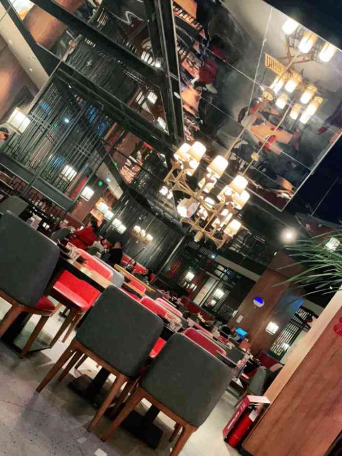 青年餐厅(万象城店)-"带儿子去自然博物馆看恐龙,中午饭点就开始.