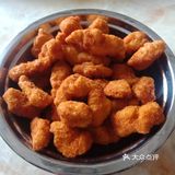 一斤超市买的鸡胸肉，切丁腌制半小时 锅里放油，六成油温
