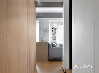 镜面的使用，让原本狭长的空间更加通透又可丰富空间层次