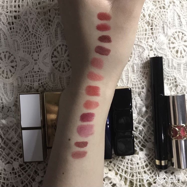 其实很多口红都是有点质地饱和度不同的同色系
