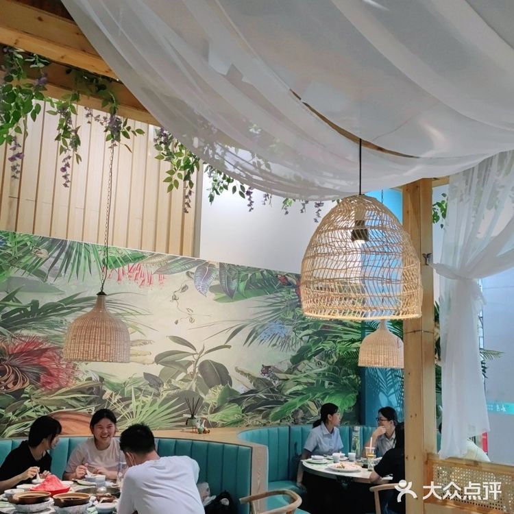 带一家人来本月吃椰子鸡煲仔饭