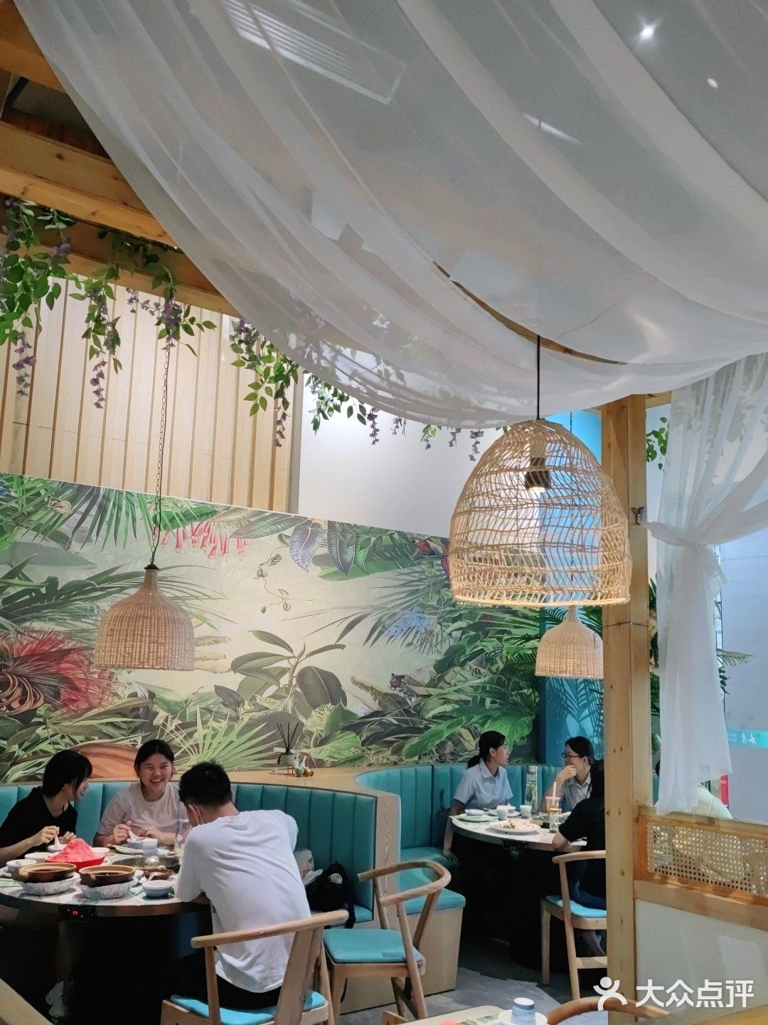 带一家人来本月吃椰子鸡煲仔饭