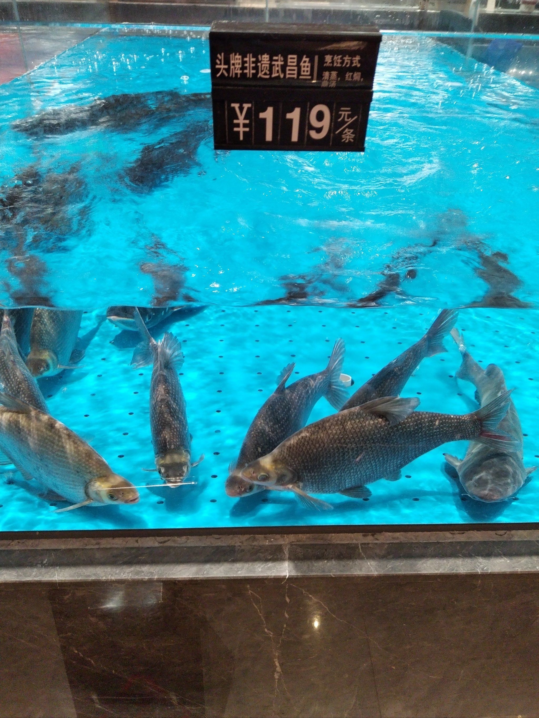 n家人们,今天在艳阳天非遗楚菜武汉客厅店吃到了此生难忘的武昌鱼!