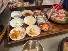 -围炉肉舍•炭烤活鳗•丹东海鲜烤肉(步行街店)